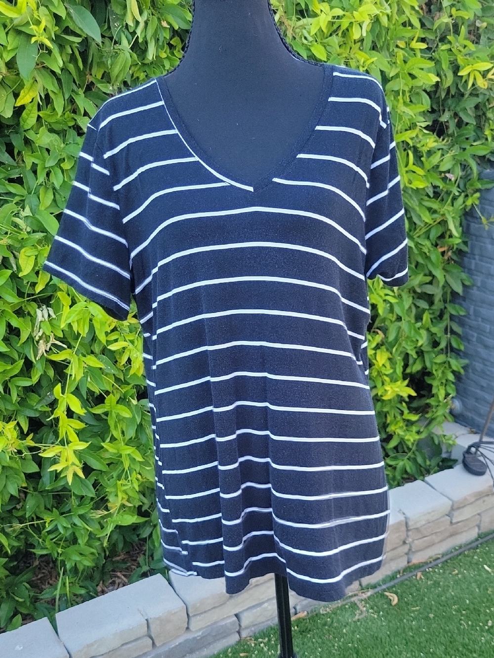 Apt. 9 Black and White Striped V-Neck Tee Sz XL